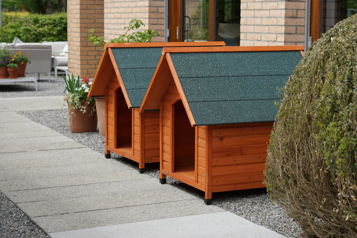 Man sieht zwei Hundehütten vor dem Restaurant Schifflände in Maur.